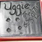 Uggie es el primer can que deja sus patas marcadas en el cemento del Teatro Chino