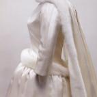 Vestido de novia de satén marfil y visón blanco. 1960.