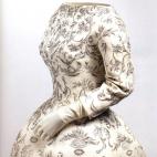 Vestido de novia en shantung de color marfil con bordado de hilo metálico.1957.