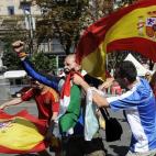 Dos aficionados italianos animan a su selección junto a otros dos aficionados españoles en las calles de Kiev.