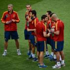 Los jugadores de España charlan antes del encuentro.