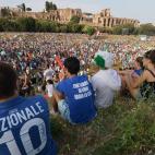 Aficionados italianos, reunidos para ver el partido en una pantalla gigante en Roma.