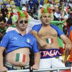 Dos aficionados italianos momentos antes del inicio del partido.