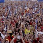 Aficionados celebran uno de los goles en España en Madrid.