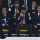 El príncipe Felipe celebra uno de los goles de España.