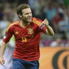 Mata celebra su gol, el cuarto de España, señalando a Torres, autor del pase.