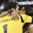 Iker Casillas besa a Sara Carbonero.