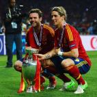 Juan Mata y Fernando Torres, con la copa