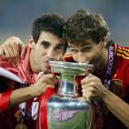 Javi Martínez y Fernando Llorente, los dos jugadores del Athletic de Bilbao, besan la copa