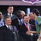 El portero de la Selección Italiana saluda al presidente del Gobierno