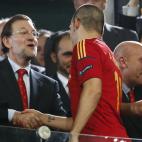 El centrocampista Andrés Iniesta saluda al presidente