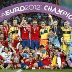 Foto oficial de la selección española con la copa