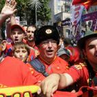 Un grupo de persona anima a la selección por las calles de la capital ucraniana