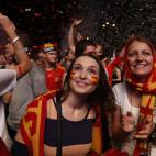 Unas chicas con los símbolos españoles miran atentamente las pantallas del estadio ucraniano