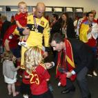 El Príncipe Felipe saluda cariñosamente a una de las hijas del jugador Reina