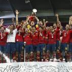 Iker Casillas, el capitán de La Roja, levanta la Copa