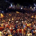 Aficionados españoles celebran en la plaza de la Cibeles, en Madrid, la victoria frente a Italia
