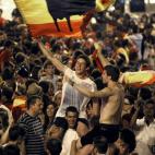 Aficionados españoles en la plaza de la Cibeles, en Madrid, celebran la victoria de la selección española