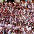 Cientos de personas, coreando el nombre de San Fermín.