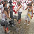 Chiflurniss:Tras el chupinazo, los jóvenes se lavan en las fuentes.