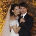 Se casaron por el rito de la Iglesia de la Cienciología en el castillo Odescalchi de Bracciano, a 35 kilómetros de Roma, en 2006. El actor tuvo con ella su primera hija biológica, Suri.