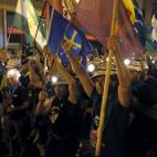 Un grupo de mineros, manifestándose por Madrid, portan banderas en Sol.