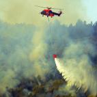 Un helicóptero durante los trabajos de extinción del fuego en Altura, cerca Castellón. Este lunes fallecía un piloto al estrellarse su helicóptero en la zona de Cortes de Pallás.