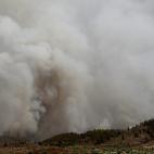 A lo lejos se avista el humo del incendio que se inició el pasado domingo en una zona de huertas del municipio de Vilaflor, y que hoy ha entrado en La Orotava y en el Parque Nacional del Teide
