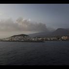 Vistas desde un barco del incendio en el sur de Tenerife