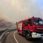 Un vehículo del cuerpo de bomberos se dirige a las labores de extinción del incendio.