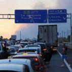 Cientos de coches huyen del incendio de La Jonquera