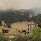Colinas quemadas sobre las casas de la localidad de Darnius, en la frontera hispano francesa.