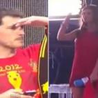 Tras el triunfo de España en la Eurocopa, no hubo beso en los morros entre Iker Casillas y Sara Carbonero, como después del Mundial. La cosa se quedó en un arrumaco. Pero en la celebración en Cibeles, a la periodista se le vió lanzar un bes...