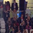 La reina saludando a la delegación olímpica a dos manos como si no hubiera mañana