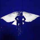 Una hermosa coreografía de 'palomas' de la paz sobre bicicletas que alzaron el vuelo en el estadio olímpico.