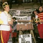 Otro de sus disfraces de "piratas" a su llegada a la Audiencia Nacional ante la comparecencia de Emilio Botín.