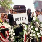 Con un ataud simulando el entierro de Miguel Boyer en los 90