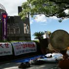 Monjes budistas cantan frente monumento en homenaje a las víctimas de la explosión nuclear de Hiroshima, en el 67 aniversario del bombardeo.