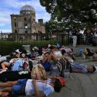 Un grupo de estudiantes yacen en el suelo simulando su muerte en el Parque de la Paz de Hiroshima, en homenaje a las víctimas de la explosión atómica de Hiroshima, con motivo del 67 aniversario del bombardeo.