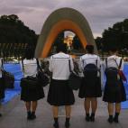 Un grupo de escolares rezan por las víctimas de Hiroshima junto al cenotafio en el Parque Memorial para la Paz de Hiroshima al oeste de Japón el domingo 5 de agosto de 2012.