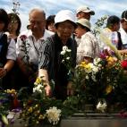Ciudadanos japoneses rezan y colocan flores junto al monumento en homenaje a las víctimas de la explosión nuclear de Hiroshima.