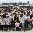 Ciudadanos japoneses hacen cola para entrar a rezar junto en el Parque de la Paz de Hiroshima, durante el homenaje a las víctimas de la explosión nuclear.