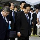 El primer ministro japonés, durante el minuto de silencio en la ceremonia de homenaje a las víctimas de la explosión atómica de Hiroshima, en el 67 aniversario del bombardeo.