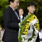 El primer ministro japonés hace entrega de una corona de flores durante la ceremonia de homenaje a las víctimas de la explosión atómica de Hiroshima, en el 67 aniversario del bombardeo.