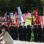 Marcha de los activistas anti nucleares escoltados por la policía durante una protesta en el monumento en el Parque de la Paz de Hiroshima, en homenaje a las víctimas de la explosión nuclear.