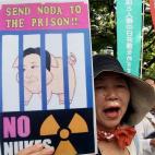 Una activista anti nuclear porta un cartel durante una protesta en el Parque de la Paz de Hiroshima, un homenaje a las víctimas de la explosión nuclear.
