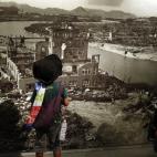 Varios niños observan una fotografía de la cuidad de Hiroshima devastada por la primera bomba atómica usada en la historia, en el Parque de la Paz de Hiroshima al oeste de Japón, en Hiroshima.