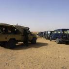 Los cooperantes españoles desplazados a los campamentos de refugiados saharauis han sido recibidos como héroes entre fuertes medidas de seguridad adoptadas por la policía del Frente Polisario para evitar el riesgo de secuestro. En la imagen c...