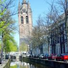 la iglesia Oude Kerk, en Delft (Holanda)