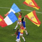 Banderas españolas y francesas sobre el césped antes del partido.